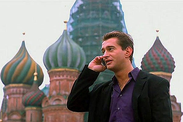 2. Кого изображал из себя Гурьев из фильма "В движении", чтобы завоевать расположение корейской певицы?