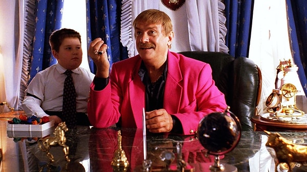 6. Как наказал архитекторов Михалыч из фильма "Жмурки"?