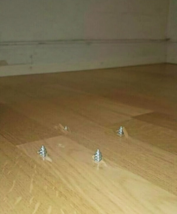 13. "Поздравляю тебя с новой люстрой, сосед!"