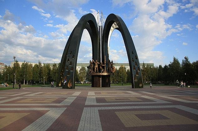 12. Who wants a burger after looking the monument dedicated to oilmen in Russia?