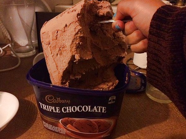 14. "Diyetisyenim sadece 1 kaşık dondurma yiyebileceğimi söyledi."