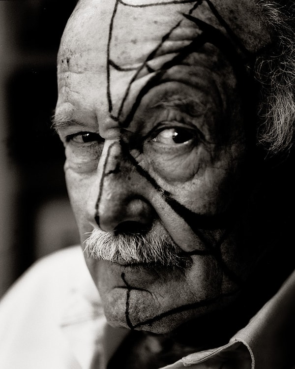 3. Всю информацию о новом персонаже женщина держит в секрете