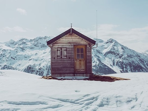 7. Вы замерзаете до смерти, а в запасе только одна спичка. Вдруг чудесным образом вы находите пустую хижину с камином, печью и масляной лампой внутри. Что вы должны сначала зажечь?