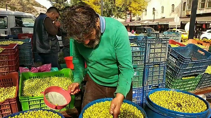 Röportaj Yaptığı Sırada Paçası Tutuşan Pazarcı