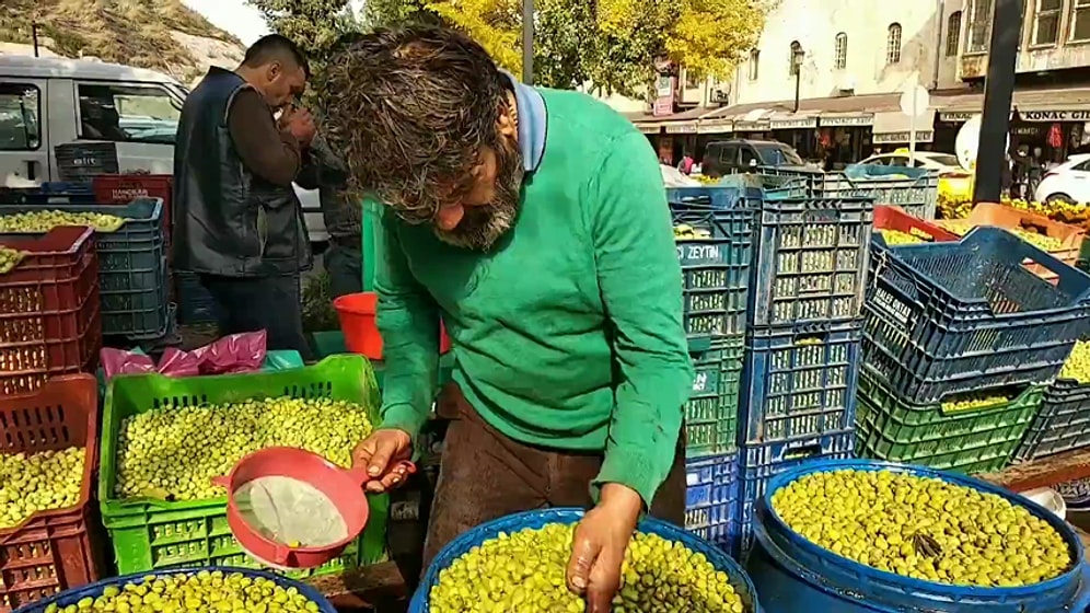Röportaj Yaptığı Sırada Paçası Tutuşan Pazarcı