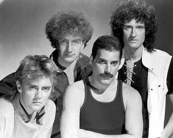 8. Композиция "Богемская рапсодия" стала популярна своей стилистикой - она состояла из шести различных частей, чем и покорила сердца миллионов