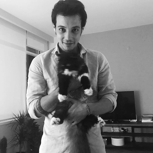Tam bir Boğa erkeği olan Mert Yazıcıoğlu gerçek bir hayvansever.