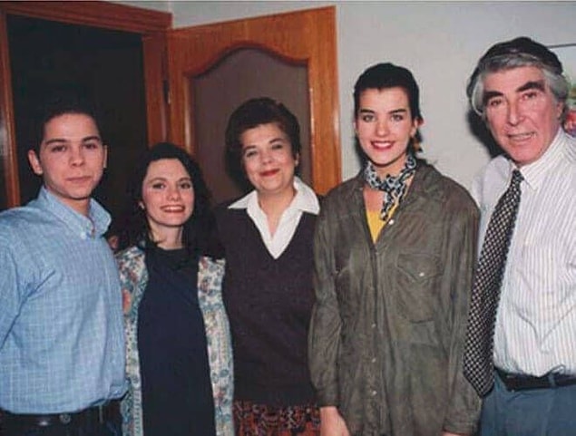 Dizinin başladığı 1989 tarihinden 1997 yılına kadar olan süreçte Şükrü rolünü Erdal Özyağcılar canlandırmıştı ancak Şükrü rolünün üstüne çok yapıştığını düşünen Özyağcılar, ani bir kararla diziden ayrıldı.