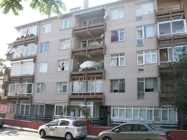 O meşhur apartman, aslında dizinin yönetmeni Yalçın Yelence'nin oturduğu apartman. Gümbürtünün bir dakika eksik olmadığı Şale Apartmanı, Kadıköy Marmara Caddesi'nde bulunuyor. Ancak apartmanın içindeki çekimler, az ilerideki Emek Apartmanı'nda gerçekleşmiş.