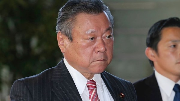 6. Кроме того, политик славится дурной репутацией из-за своих комментариев. В 2016 году он назвал женщин, которых в годы Второй мировой войны насильственно зачисляли в военные бордели, «профессиональными проститутками».