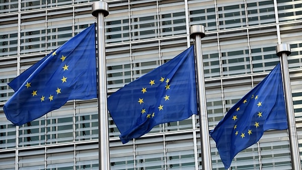 7. Кажется, что практически во всем мире люди принимают законы, не имея достаточных знаний о предметах, которых касаются эти самые законы. Так, весь Европейский парламент проголосовал недавно за введение новой директивы об авторском праве, которую просто невозможно реализовать на техническом уровне.