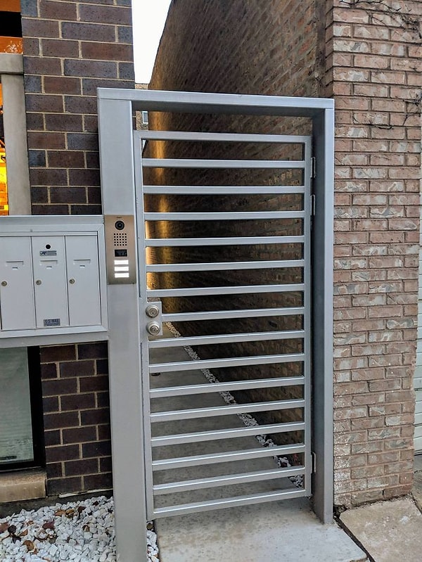 4. Калитка, сделанная в виде лестницы. И для чего, спрашивается, все эти замки?