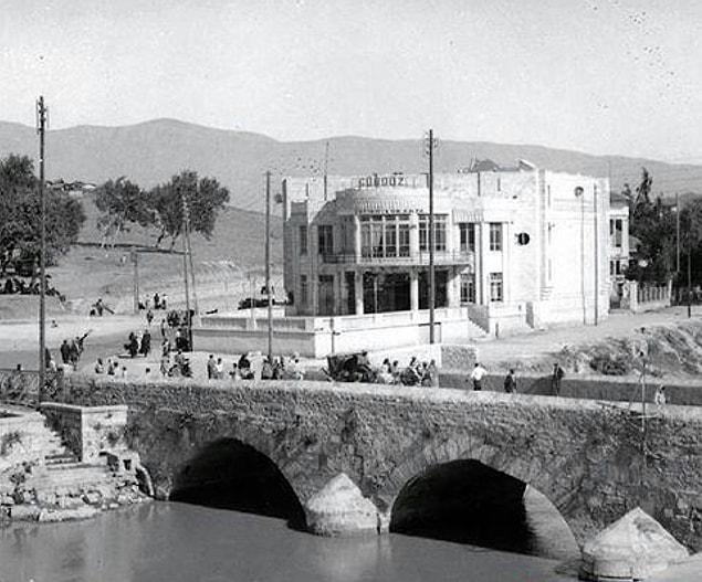 5 Temmuz 1939'da Türkiye Cumhuriyeti'ne katılan Hatay Devleti'nin meclis binası 1927 yılında Fransız Mimar Leon Beonbenjuda tarafından tasarlanmıştı.