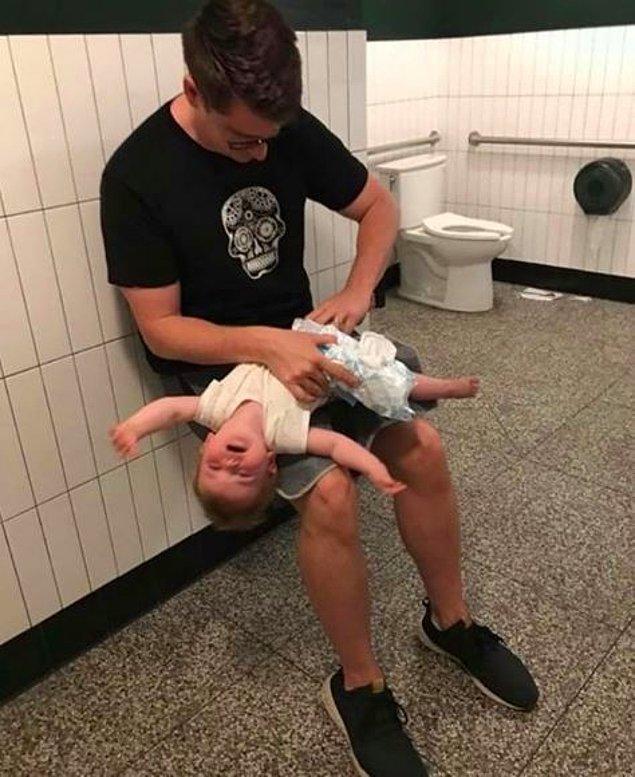 Donte, engelli tuvaletlerini bebek bezi değiştirmek için kullanabilirsin diyenlere de tepkisini gösteriyor.