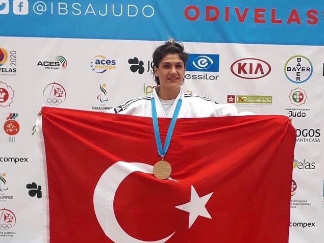 Portekiz'in Odivelas kentinde 40 ülkeden 268 sporcunun katıldığı şampiyonada mücadele eden milli sporcu Zeynep Çelik, finalde karşılaştığı Japon Junko Hirose'yi mağlup eden milli sporcu, judoda dünya şampiyonluğuna ulaştı.