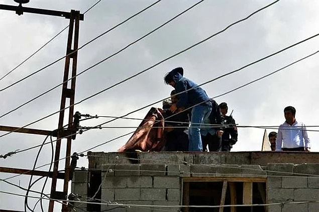 39. Bayram gelmiş neyime? - İnşaatta çalışırken elektrik akımına kapılan çocuk işçi ve onu kurtarmak isterken can veren babası
