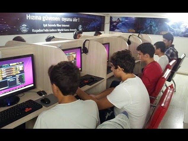 7. Grupca okuldan kaçıp internet kafeye oyun oynamaya gitmen ve içten içe yaşadığın "Acaba annemler öğrenir mi?" korkusu...