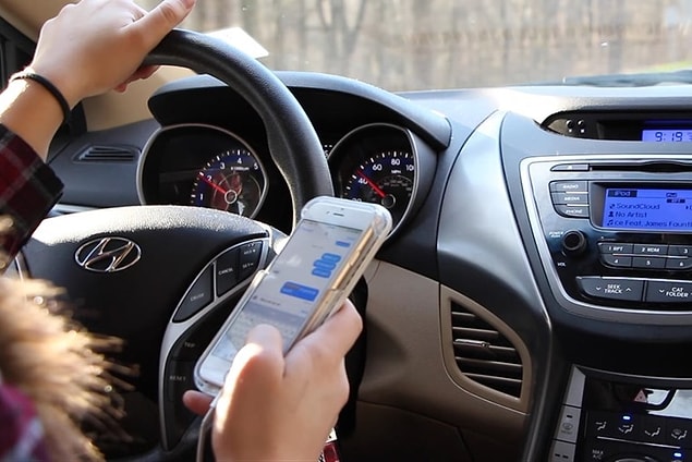 Tekirdağ Emniyet Müdürlüğü Trafik Şubesi'nde görevli polis memuru, Aydın'ın kızı Gizem Aydın'ı trafikte seyir halindeyken telefonla konuşurken gördü ve aracı durdurdu.