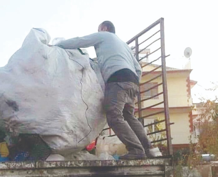 Operasyonda Vücudunun Yüzde 23'ü Yandı: Gazilik Verilmeyen Hakan Akbulut Çöpten Plastik Toplayarak Ailesine Bakıyor