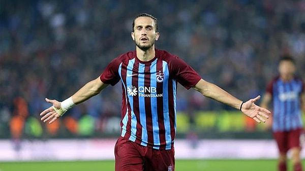 Genç futbolcu Trabzonspor forması giyiyor ve Türk futbolunun en parlak gençlerinden biri olarak gösteriliyor.
