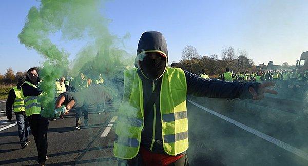 'Sarı Yelekliler' hayat pahalılığını protesto için sokakta: Ülkenin %73'ü eylemleri destekliyor