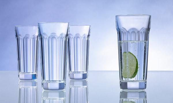 2. Eğer bir içeceği az tüketmek istiyorsanız, daha uzun ve ince bardaklarda için.