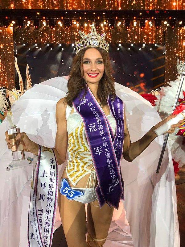 2017 yılında katıldığı Miss Turkey yarışmasında ikinci olan güzel manken Pınar Tartan, bu kez Çin'de Türkiye'yi temsil etti. Dünya Mankenler Kraliçesi Yarışması'nda birinci oldu!