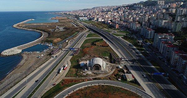 Trabzon'un Ortahisar ilçesinde, Karadeniz Sahil Yolu'nun ortasında inşaatı süren camiye nasıl ulaşım sağlanacağı tartışma konusu oldu.