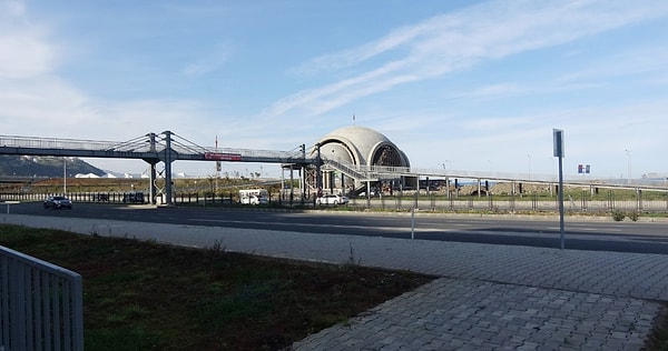 Caminin yanındaki mescide giden cemaat, üst geçit yolu uzattığı için sahil yolunu tercih edip, otomobillerin arasından geçiyor.