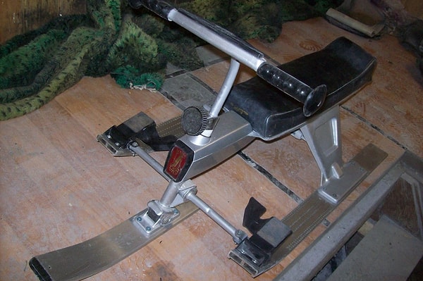 3. Как назывался объект желания всех школьников Советского Союза - снегокат, имеющий руль,благодаря которому можно было совершать больше маневров на горке?