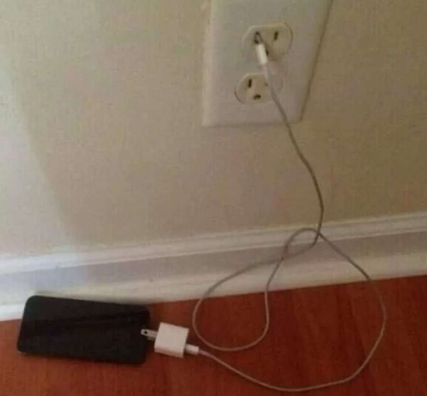 17. «Мой парень вчера напился и пытался зарядить свой телефон»