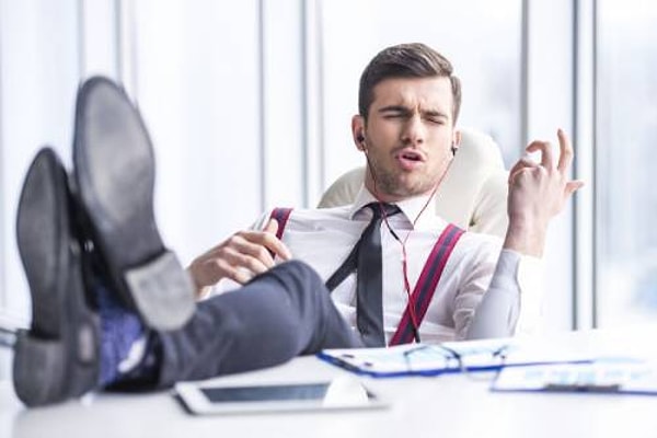 9. Надеваете ли вы наушники, чтобы послушать музыку на работе?