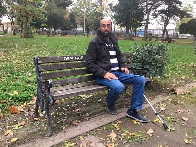 2 yıl önce yolda yürürken bir genç kızla erkek arkadaşının kavga ettiğine tanıklık ettiğini söyleyen Yılmaz, genç kızın erkek arkadaşına önüne çıkan ilk erkekle sevgili olacağını söylemesinin ardından kendisini gördüğünü ve kızın kendisi için 'Maymuna benziyor' dediğini bu nedenle hayata küstüğünü belirtti.