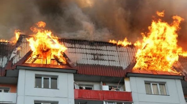 10. Если помещение, в котором находитесь, заполняется дымом. Ваши действия?