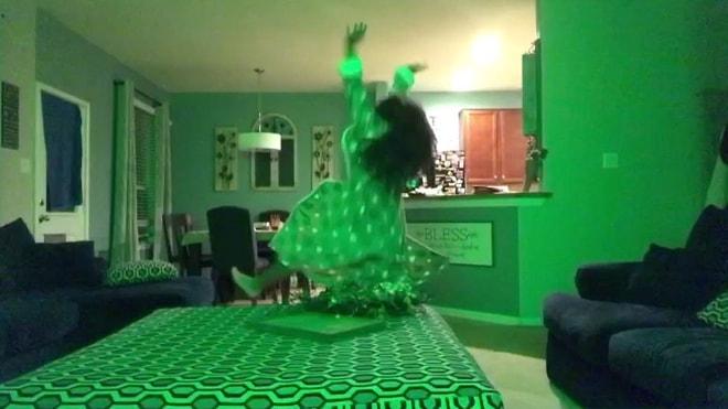 Ailesi Tarafından Evde Yalnız Bırakılınca Çılgınca Dans Etmeye Başlayan Kız