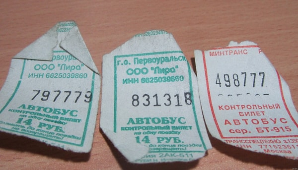 2. Но недостаточно просто оказаться обладателем "счастливого" билета. Для того чтобы он исполнил желание, нужно проделать еще один ритуал. Какой?