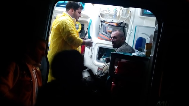 Arama kurtarma çalışmalarına katılan aynı maden ocağında çalışan bir işçi ise içeride gazdan etkilendi.