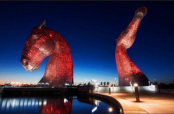 7. İskoçya'da Carron Nehri yakınında duran 30 metre yüksekliğinde, boğulma tehlikesini simgeleyen at şeklindeki deniz perisi heykeli: