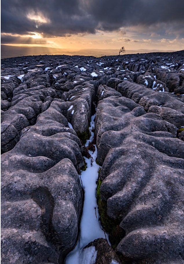11. İngiltere Yorkshire Dales National Park'taki kireç taşı kaplamalı kayalar: