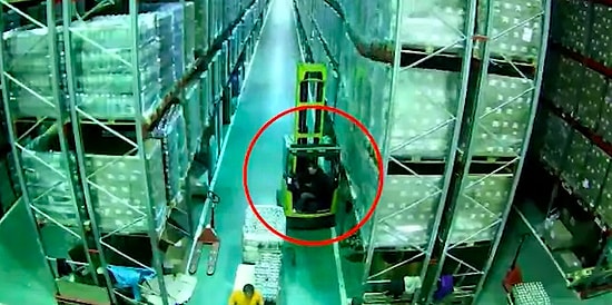 Водитель погрузчика случайно задел стеллаж, что вызвало жуткий принцип домино