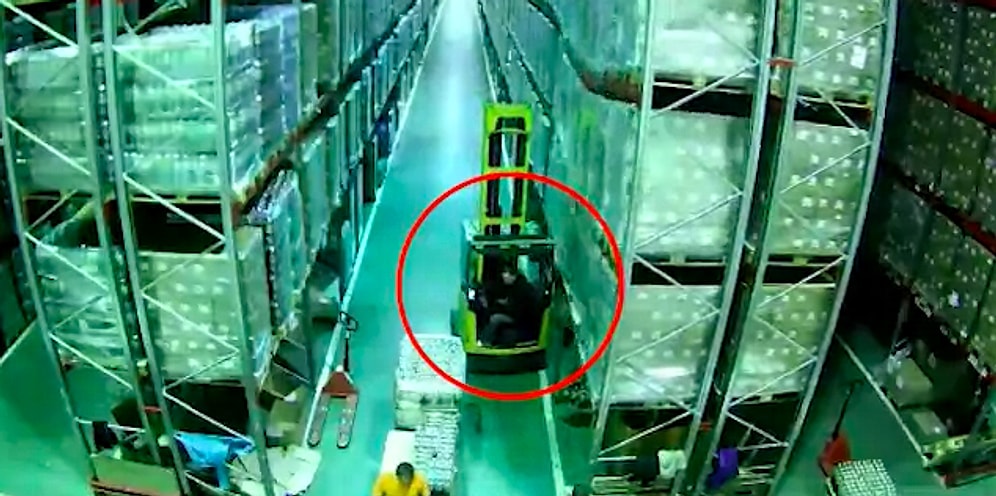 Водитель погрузчика случайно задел стеллаж, что вызвало жуткий принцип домино