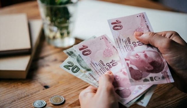 Asgari ücret ise şu an 1.603 lira. Fakat enflasyondaki artış ile paranın alım gücü düşünce milyonlar için daha çetin bir tablo oluştu.