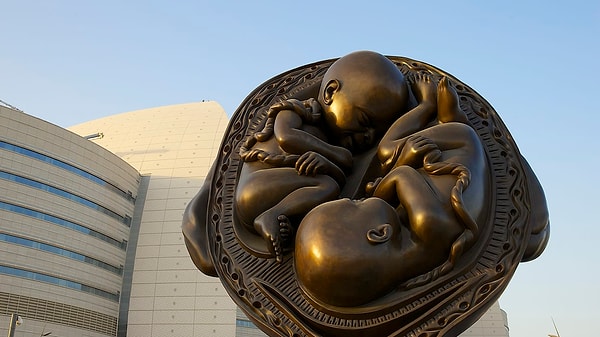 Они были выполнены по проекту английского художника Дэмиена Хёрста.