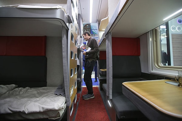 7. Тем временем РЖД показали настоящий новый плацкартный вагон.