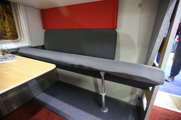 14. Багаж можно по-прежнему размещать под нижней полкой.