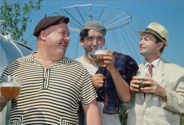 1. Чей голос звучит в начале фильма за кадром?