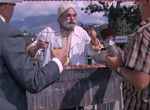 3. Какой тост предложил Шурику шашлычник?