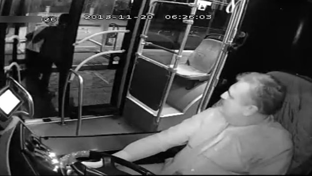 Sedef Şen, işe gitmek için durakta servis beklediği esnada yanına gelen Fuat Şen tarafından tabancayla vurularak öldürüldü.