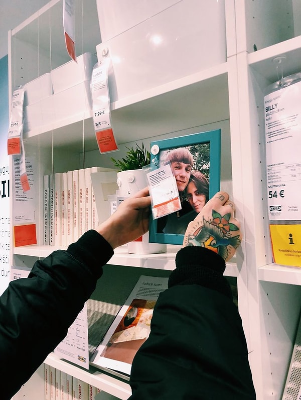 Они спокойно поменяли магазинные фотографии на свои, снятые в Дании, и поставили рамочки на место.