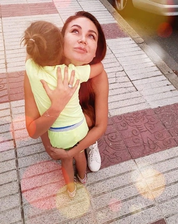 3. «Ты тогда недоженщина, если не умеешь готовить. Никакого домостроя в этом нет! Это все равно, если ты от мужика требуешь забить гвоздь, а сама… У тебя могут быть гувернантки, помощницы, можешь заказать себе шикарную еду домой, но не уметь приготовить!» — с жаром говорит Утяшева.